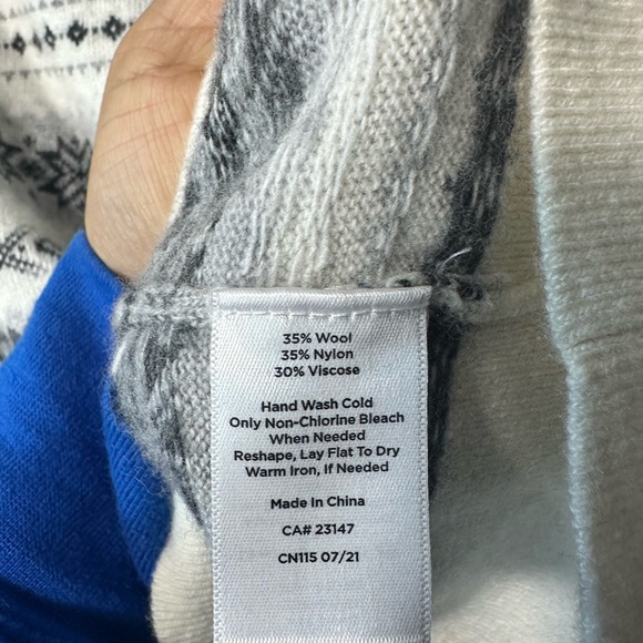 Elegant White and Grey Wool Blend Patterned Sweater - Picture 6 of 6